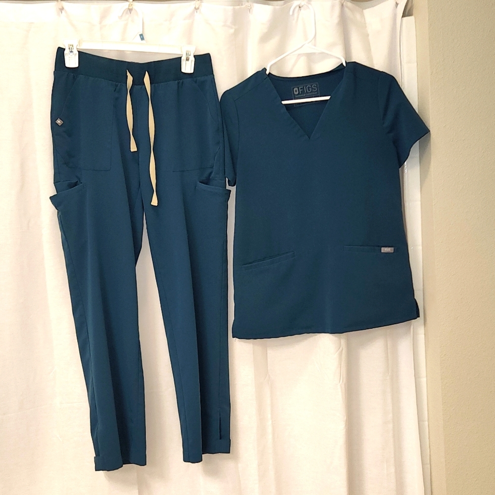 FIGS - Women's XS Scrub Top & Regular Length Small Bottoms Set